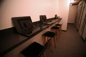 집중력을 높이는 미니멀 스터디 바 공간